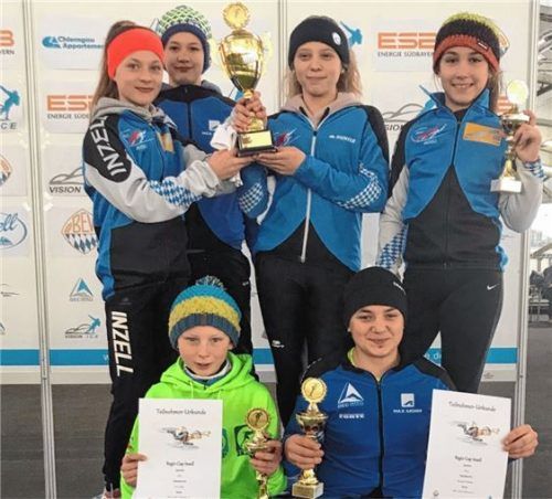 Die jüngsten Inzeller Eisschnellläufer hinten von links: Julia Geutner, Ashley Völker, Stina Letteboer und Isabel Kraus; vorne: Maxi Patz und Fabian Emmer. Foto  Patz