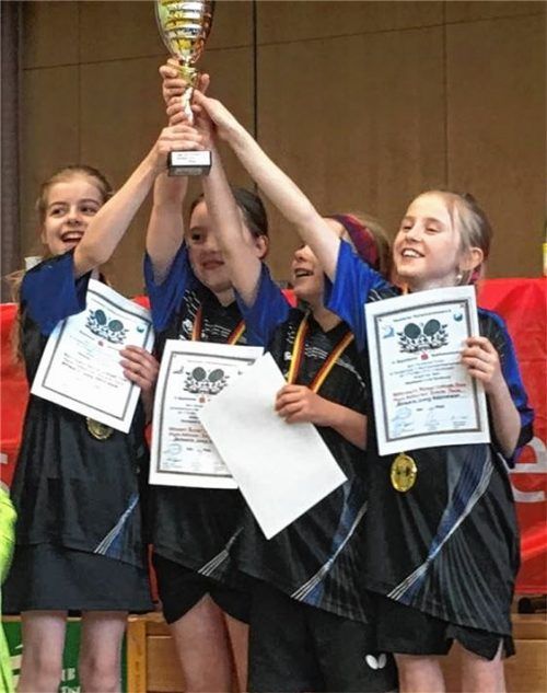 Die Kolbermoorerin Katharina Mayer (links im Bild) konnte am Ende dieser Titelkämpfe mit den übrigen Mädchen den Pokal in Empfang nehmen.