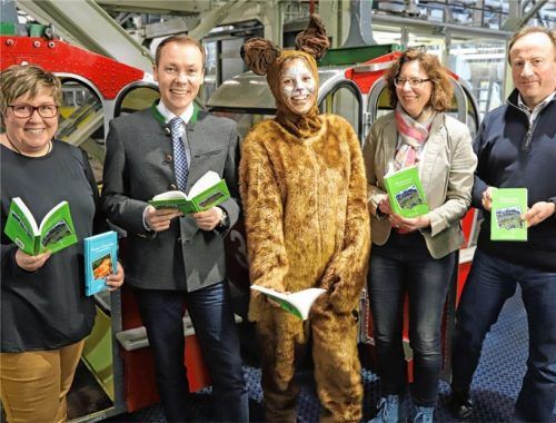 Die letzten Absprachen für den Bergbrunch mit dem Chef der Kampenwandbahn, Eric Zbil (rechts), und Aschaus Tourismuschef Herbert Reiter (Zweiter von links) trafen die beiden Organisatorinnen der Aschauer Autorenwoche, Marion Bischoff (links) und Gabi Schmid, sowie Meister Lampe (Sophia Zängerl).Foto re