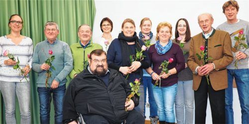 Die neue Vorstandschaft des Kindergartenvereins (von links): Kassenprüferin Agnes Buchner und Walter Gampe, Kirchenpfleger Josef Schmid, Beisitzerin Angelika Held, Schriftführerin Christine Maier, Beisitzerin Juliane Holzner, Schatzmeisterin Christine Mayer, Beisitzerin Angela Waldhäusl, Vorsitzender Johann Stöttner, Zweiter Vorsitzender Ulrich Schricker gemeinsam mit Pruttings Bürgermeister Hans Loy (vorn).Foto niessen