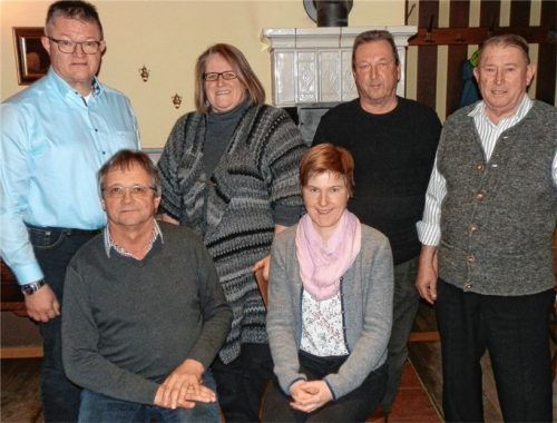 Die neugewählte Vorstandschaft des Innkreissängerbundes (sitzend von links): Christoph Ried und Monika Brandl (beide Beisitzer) sowie (stehend von links): Rainer Wenisch (Kassier), Barbara Noichl (Schriftführerin), Anton Fellner (Zweiter Vorsitzender) und der neue Vorsitzende Benno Rummel.Foto re