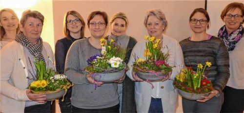 Die Neumitglieder und jungen Mütter (von links) Steffi Schuster, Christa Schütz, Isabel Kirschner, Jennifer Kirchberger, Phi Plankenhorn, Renate Dotterweich und Agnes Niederthanner erhielten von Vorsitzender Andrea Aringer (rechts) ein Blumenkörbchen oder einen Gutschein. Foto hpi