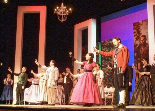 „Die Operette lebe hoch!“: Das Solistenensemble mit Chor.Foto gär