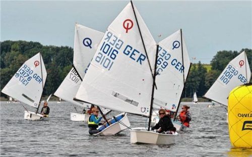Die Optis A und B werden die Segelregattasaison am Simssee eröffnen. Foto  Niessen