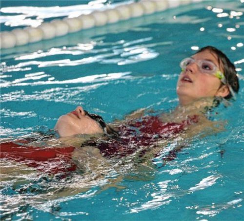 Die Rettung eines Menschen, der zu ertrinken droht, war Bestandteil der praktischen Prüfungen beim Kreiswettbewerb. Foto Rotes Kreuz