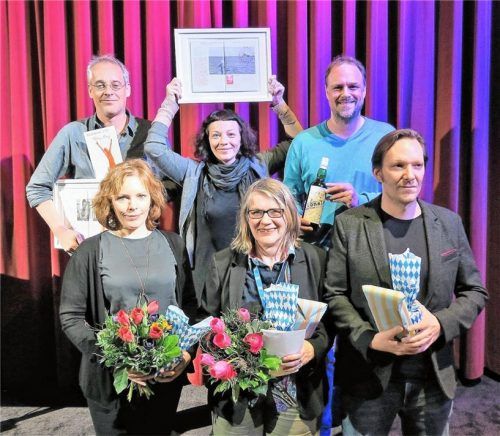 Die Sieger (hinten von links) Sebastian Winkels, Bernadette Weigel und Maximilian Plettau und die Jury (vorne von links) Anne Fabini, Petra L. Schmitz und Rainer Frimmel. Foto Baumann