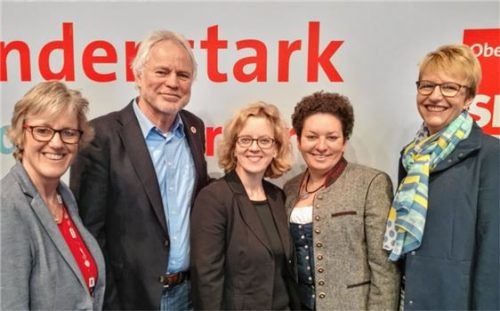 Die SPD-Kandidaten aus Oberbayern Elisabeth Jordan und Werner Gartner (links) sowie Britta Promann und Alexandra Burgmaier (rechts) mit der Landesvorsitzenden Natascha Kohnen (Mitte). Foto re