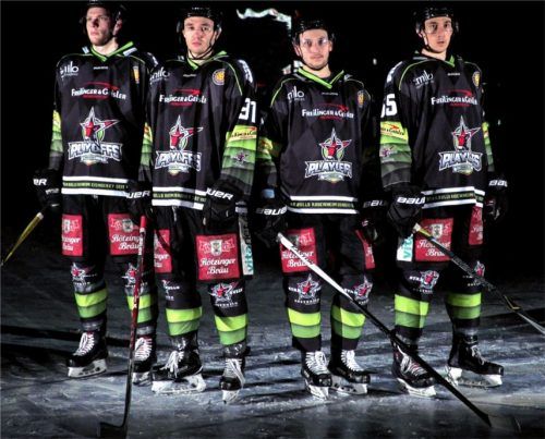 Die Starbulls-Spieler präsentierten gestern das neue Play-off-Heimtrikot. Foto  Starbulls