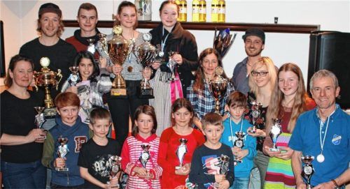 Die strahlenden Sieger des SV Schechen mit ihren Pokalen.Foto Niessen
