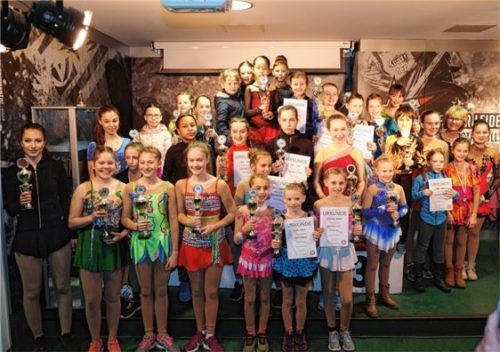 Die strahlenden Sieger mit ihren Pokalen und Urkunden nach den Wettkämpfen. Foto Schimpfle