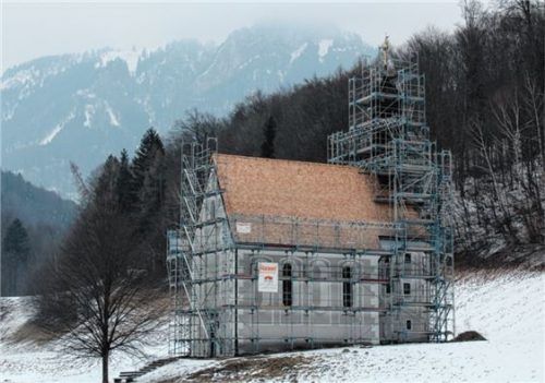 Die unmittelbar an der Grenze zu Tirol gelegene Kirche „Heilig Kreuz“ wird derzeit von außen renoviert. Ihr kommt der Reinerlös aus dem Konzert „Ihr seid das Salz der Erde“ zugute.Foto Steffenhagen