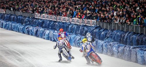 Die Zuschauer in der Max-Aicher-Arena sahen packende Rennen.Fotos Weitz
