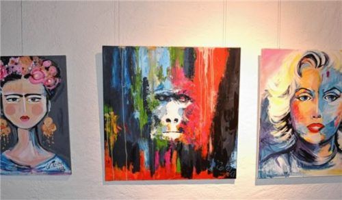 Diese Gemälde hatte die Künstlerin Claudia Reiter zur Ausstellung beigesteuert. Foto ni