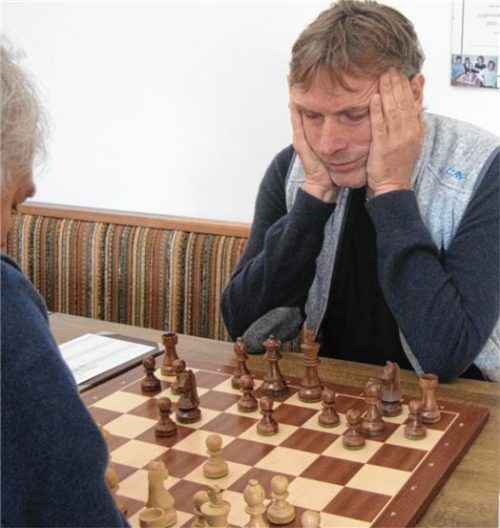 Dr. Johannes Kern behielt die Nerven, gewann seine Partie und sicherte somit das 4:4 gegen Deggendorf. Foto Wachinger