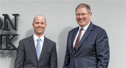 Dr. Markus Hamm (links) rückt zum Vorsitzenden der Geschäftsführung auf; neben ihm Dieter Schön. Foto Schön Klinik