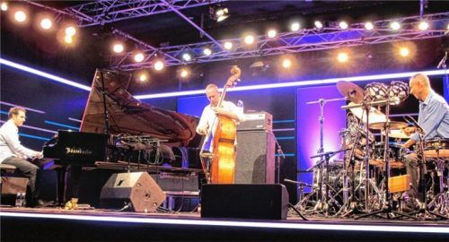 Drei Musiker – ein musikalischer Jazz-Gedanke: Avishai Cohen (Kontrabass), Omri Mor (Piano), Noam David (Schlagzeug) freuten sich über Standing Ovations in der Wackerhalle.