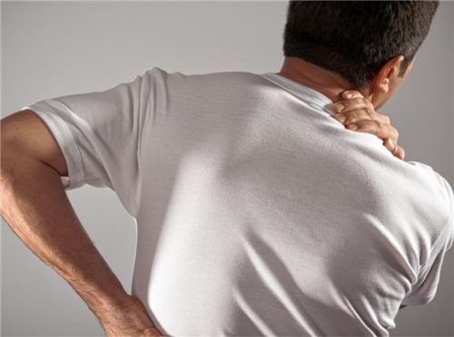 Echt schmerzhaft kann ein Hexenschuss sein. Entlastung, Wärme und leichte Bewegung können helfen. Foto sitockphoto.com/fatihhocca