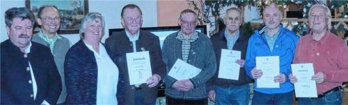 Ehrenrunde (von links): Bezirksvorsitzender Josef Reitmeier, Vorsitzender Andreas Sollinger, Kreisvorsitzende Angela Sollinger, Ehrenmitglied Anton Bartl, Ludwig Höglauer, Arno Schröder und Sepp Rieder.Foto re