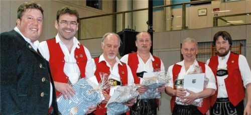 Ehrungen standen beim Josefikonzert auf dem Programm: Vorsitzender Michael Oberressl dankte Dieter Gehmeier (40 Jahre), Michael Weiser (40 Jahre), Stefan Dögerl (40 Jahre), Christian Dögerl (40 Jahre) und Dirigent Konrad Müller für das Engagement.Foto fem