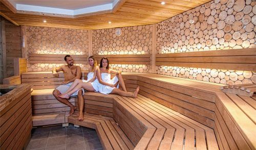 Ein echtes Schmuckstück: die Stirnholzsauna. Sie besticht mit viel Tageslicht durch die Glasfront und uriger Gemütlichkeit.