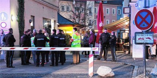 Ein großes Polizeiaufgebot traf kurz nach der Bluttat am Salinplatz ein. Fotos reisner