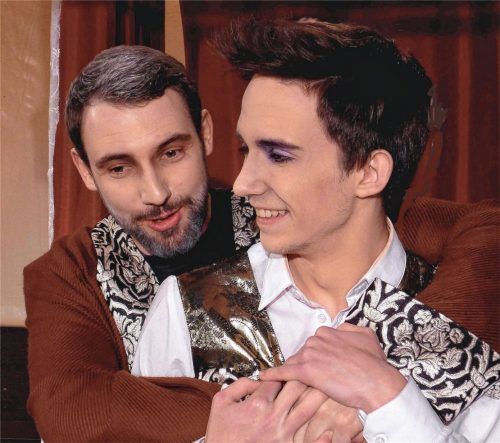 Ein hinreißend gerissenes Gespann: Volpone (Josua Dreischhoff, links) und Mosca (Luca Kronast-Reichert). Foto jacobi