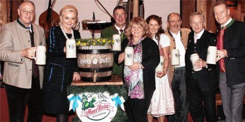 Ein Prosit auf den Ruhestand! Gute Wünsche überbrachten dem ausgeschiedenen Auerbräu-Geschäftsführer Ferdinand Steinacher (Dritter von links, neben ihm Ehefrau Gabi)) Landrat Wolfgang Berthaler, Rosenheims Oberbürgermeisterin Gabriele Bauer, Alexandra Schörghuber, der ehemalige Auerbräu-Direktor Wilhelm Hermann, der Steinacher in das Unternehmen holte, der langjährige Vorsitzende des IHK-Gremiums Rosenheim, Sebastian Bauer, und Paulaner-Chef Andreas Steinfatt (von links).