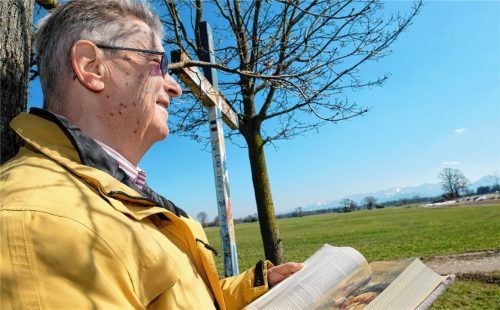 Ein Rückzugsort, an dem sich Diakon Bernd Schmitz gerne dem Bibelstudium widmet: das buntbemalte Feldkreuz, das Jugendliche anlässlich des Weltjugendtages der katholischen Kirche, der 2005 in Köln begangen wurde, in der Willingerau bei Bad Aibling errichtet haben.Foto Andreas Leder