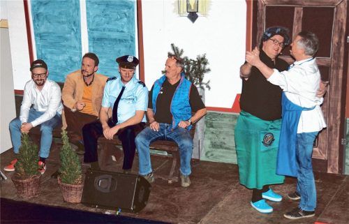 Eindeutig auf Schmusekurs: Dorfwirt Vornberger (Klaus Maier) und Valuga-Wirtin Marlene (Markus Leitner) beim Tänzchen. Fotos Reischl-Zehentbauer