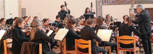 Eine beeindruckende Leistung zeigte das Jugendorchester „Die Arche“ unter der Leitung von Rainer Heilmann-Mirow (rechts). Foto Kirchner