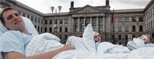 Eine bundesweite Informationskampagne gegen Kürzungspläne der Bundesregierung bei Kliniken startete bereits 2006 in Berlin – seitdem hat sich nicht viel geändert.Foto  dpa