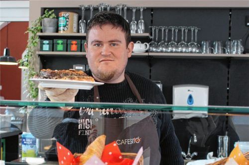 Eine fast ganz normale Arbeitsstelle: Dominikus arbeitet im Cafesito, einem Inklusionscafé in Wasserburg.Foto kh