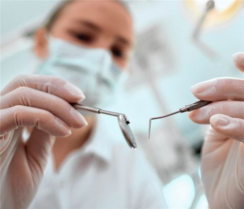 Eine regelmäßige Prophylaxe und professionelle Zahnreinigung ergänzt das tägliche Zähneputzen.Foto dpa