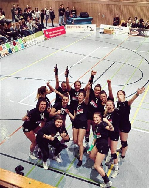 Eiselfings Volleyballdamen jubelten nach dem 3:0-Sieg gegen Dingolfing.