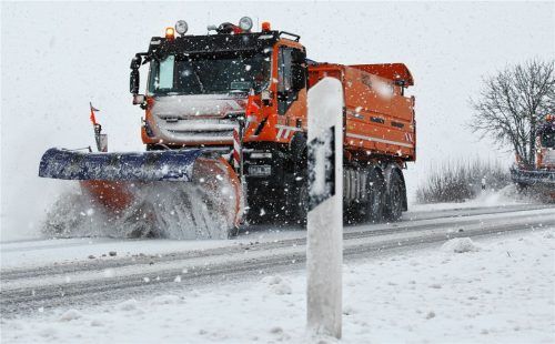 Ende Februar im Dauereinsatz: die Räumfahrzeuge der Winterdienst-Mitarbeiter im Landkreis.Foto dpa