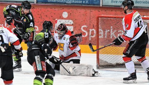 Endstation Björn Linda: Hannovers Torhüter war gestern Abend ein starker Rückhalt für sein Team. Hier rettete er vor Michael Baindl (links). Fotos  Ziegler