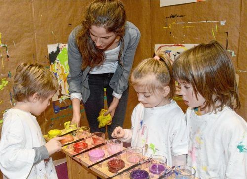 Erik, Luisa und Leonardo (von links) malen heute unter Anleitung von Jette Wedekind im Malraum des Montessori-Kinderhauses in Brannenburg. Es macht viel Spaß – bis auf die Unterbrechung durch die OVB-Redakteurin.Fotos ammelburger