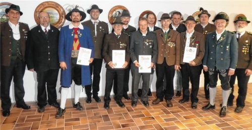 Erinnerungsfoto mit den Geehrten (von links): Bernhard Brehmer, Johannes Enders, Andi Wimmer, Florian Wunderle, Herbert Frommwieser, Richard Voggenauer, Jürgen Weber, Willi Schellmoser, Michael Linner, Franz Riedl, Alois Rothbucher, Uwe Kueres, Hans Schnaiter und Sepp Schuster. Foto seh