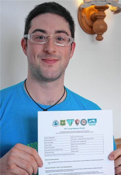 Erlaubnis erteilt: Thomas Mayer mit dem Dokument, das ihm die Wanderung auf dem „Pacific Crest Trail“ erlaubt. Foto Kirchner