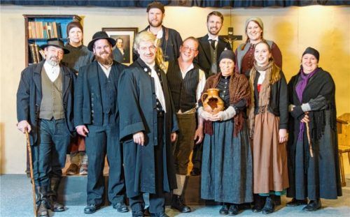 Das Ensemble, das das Stück „Der zerbrochene Krug“ auf die Bühne brachte. Foto re