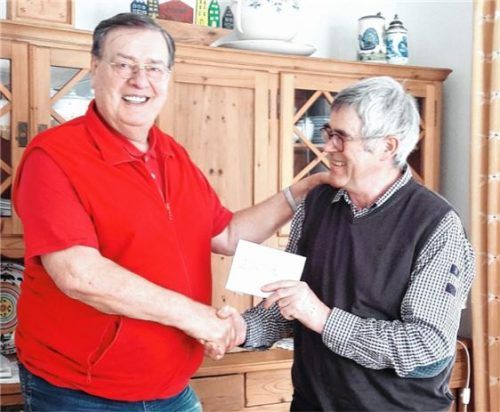 Franz Riesinger (rechts) verzichtete auf Geburtstagsgeschenke zu seinem 70. Geburtstag und übergab dafür 2200 Euro an Hans Alt von der Chiemgauer Rumänienhilfe.Foto  hö