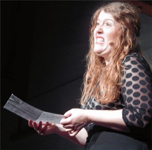 Franziska Wanninger beim Vorlesen des Zeitungsartikels über Florian Silbereisen.Foto Heise