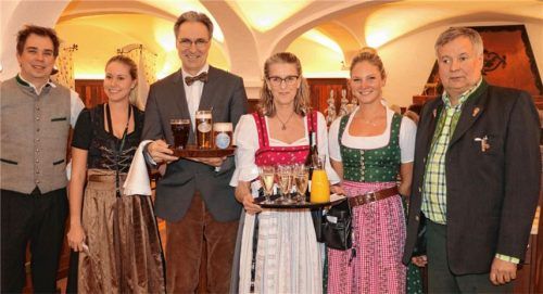 Frasdorfs Bürgermeisterin Marianne Steindlmüller und ihr Amtskollege aus Aschau, Peter Solnar (Mitte), verstärkten das Service-Team bei der Wiedereröffnung des Gasthauses „Goldener Pflug“ in Umrathshausen. Werner Heinrichsberger junior (links) und Werner Heinrichsberger senior (rechts) sowie die beiden Kellnerinnen überzeugten sich von der Professionalität ihrer „Aushilfskräfte“. Foto reh