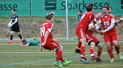 Freud und Leid in der Nachspielzeit: Hallbergmoos bejubelt den Siegtreffer, der SBR ist geknickt.Foto Ruprecht