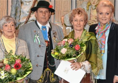 Freude bei dem Verleih des Ehrenzeichens: Hannelore Werner, Richard Teichner, Angelika Schartel und Oberbürgermeisterin Gabriele Bauer (von links). Foto Rossteuscher