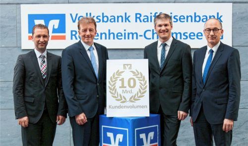 Freuen sich über das erreichte Kundenvolumen von über zehn Milliarden Euro: Der Vorstand der Volksbank Raiffeisenbank Rosenheim-Chiemsee eG mit Roland Seidl, Vorsitzendem Hubert Kamml, stellvertretendem Sprecher Mirko Gruber und Dr. Walter Müller. Foto re
