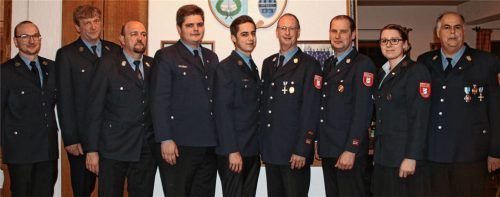 Freuten sich über die Wahlergebnisse (unser Bild von links): Michel Fritz , Hans Hirzinger, Josef Feuersinger, Daniel Schillinger, Dominik Tutschka, Josef Hofmann, Ernst Langer, Melanie Tschiche und Hermann Tutschka.