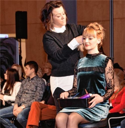 Friseurin Sarah Kainz steckte ihrer Schwester Leonie Leitner auf der Bühne eine elegante Hochfrisur.Foto Schlecker