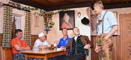 Für allerlei Turbulenzen auf der Bühne sorgt die Theatergruppe des Trachtenvereins Söllhuben, hier Stammgast Erwin (Hans Ortner) mit Bäcker Rudi alias Andreas Hamberger, dem Fußballvorstand Otto (Franz Dangl), Hans Moosbräu (dargestellt von Hans Schmid) und dem Wirt Sepp, gespielt von Rupert Furtner (von links).Foto niessen