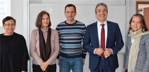 Für einen sanfteren Übergang im Englischunterricht setzen sich Fachbetreuerin Englisch Angelika Weber, Schulrätin Veronika Käferle, Fachberater Englisch Martin Scheungraber, stellvertretender Schulleiter Carlo Ribeca und die stellvertretende Fachbetreuerin Englisch, Stefanie Tschumpel, ein (von links). Foto re